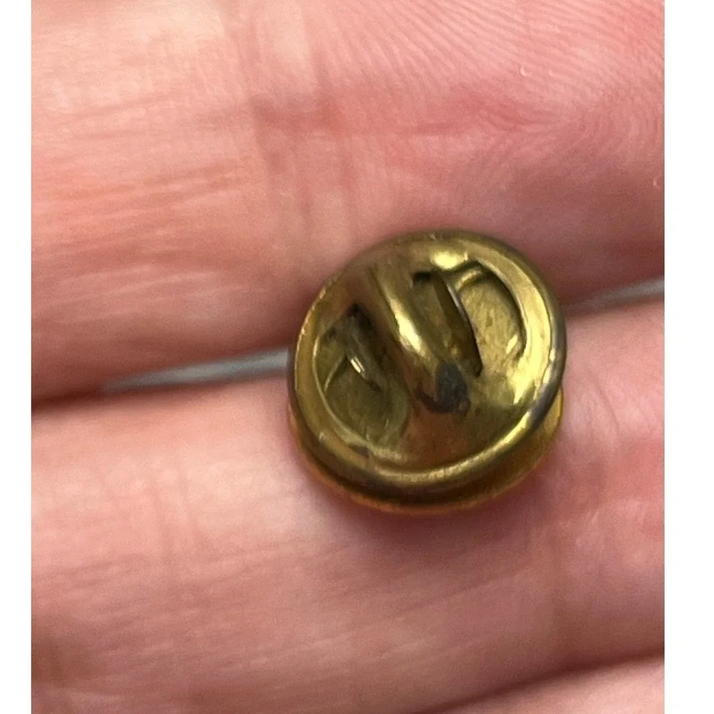 Kiwanis International Lapel Pin Gold Tone Blue Enamel Rope‎ Border Leavens